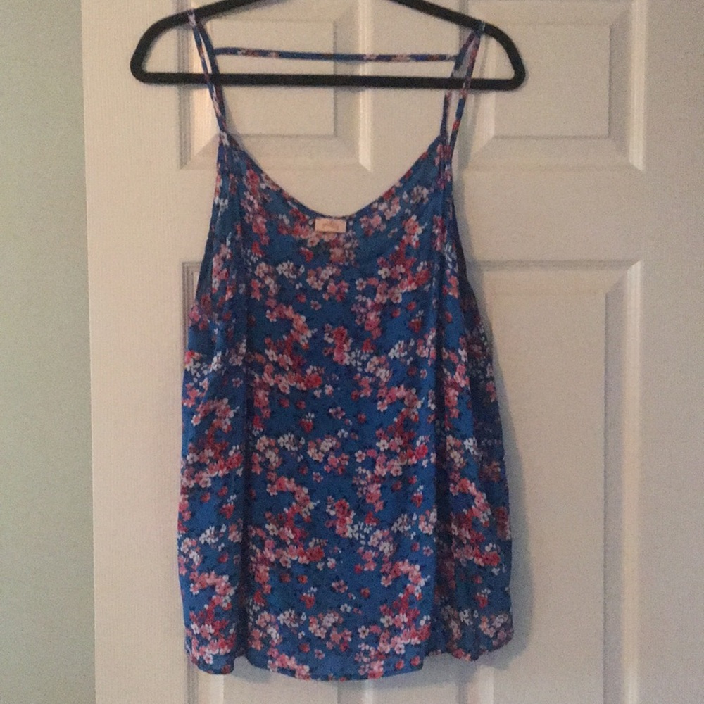 Flowy pink flowered tank w cute back detail